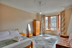 Spacious 3-Bed Apartment for Small Large Groups Close to BBC SSE Central Glasgow West End Free Parking
